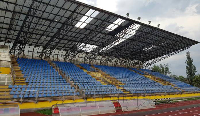 FOTO: Dijelovi krova tribine atletskog stadiona uslijed nevremena letjeli po Kamberoviću