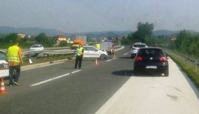 Saobraćajna na autoputu kod Podlugova, povrijeđena jedna osoba