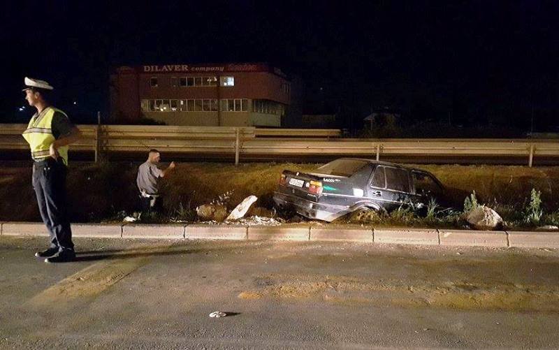 Saobraćajna u Radakovu: Autom završio u jarku pored puta (FOTO)