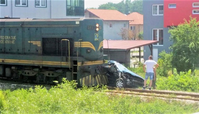 Voz udario u automobil u Lukavcu, četiri osobe povrijeđene