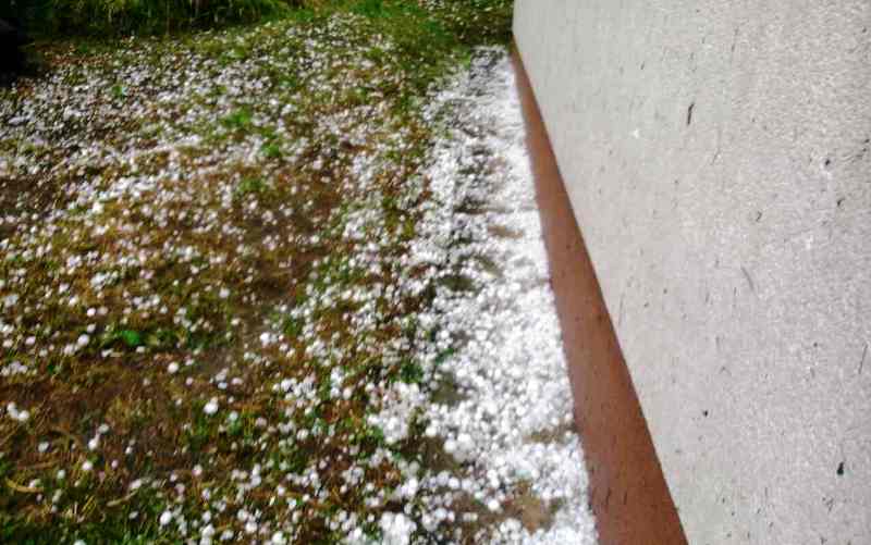 Nakon izrazito toplog dana kiša i grad padali u Zenici (FOTO)