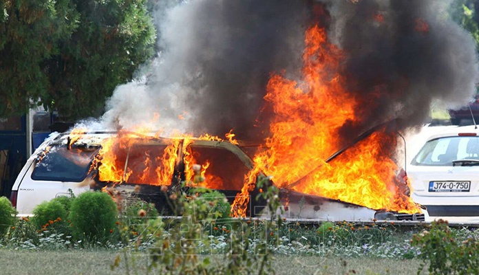 Zapalio se putnički automobil u centru Zenice (FOTO)