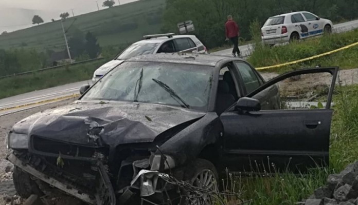 Vozač bježeći udario u policijsko vozilo i povrijedio tri policajca