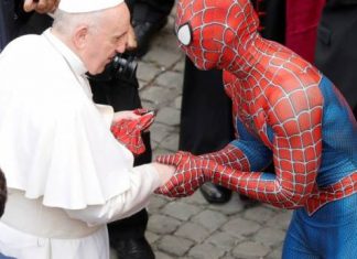 Spiderman Se Rukovao S Papom Franjom Papa S 60d45ad661d35