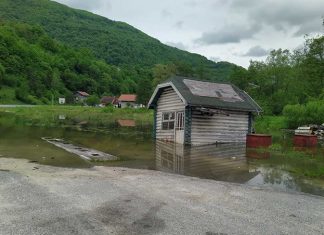 Jezero Poplave Nafta