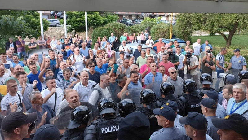 Bitka Za Vlast U Banovićima, Izbila Tuča Pred Zgradom Općine