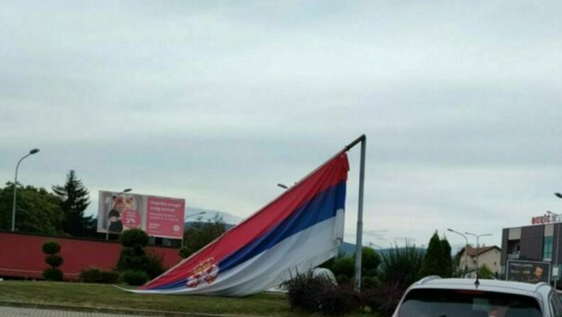 Vjetar Oborio Zastavu Srbije U Banjaluci