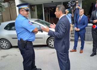 Vukanović Ispred Zgrade NSRS A