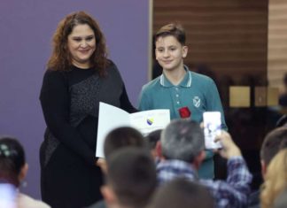 Uručene Diplome I Nagrade Najboljim Učenicima Osnovnih I Srednjih škola U FBiH Foto