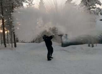 Finska Kipuća Voda Se Ledi U Zraku Foto