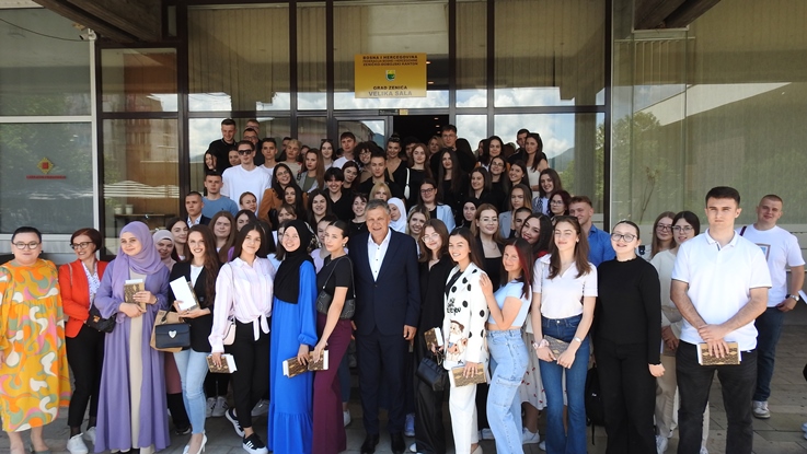 Ukupno 133 učenika sa područja Grada Zenica primilo novčanu nagradu i "Ljetopis" Mula Mustafe Bašeskije (FOTO)