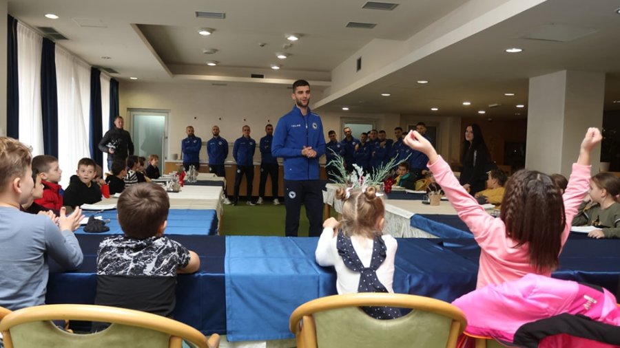 Učenici OŠ Mak Dizdar Iz Zenice Posjetili Futsal Reprezentativce BiH