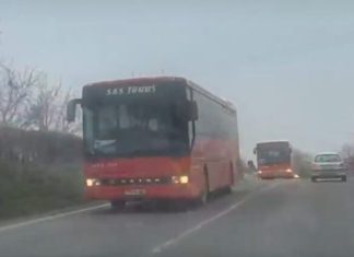 Autobus Iz RS Koji Se Vraćao Sa Mitinga SNS A Kamenovan U Sremskoj Mitrovici