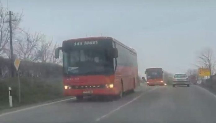 Autobus Iz RS Koji Se Vraćao Sa Mitinga SNS A Kamenovan U Sremskoj Mitrovici