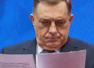 Milorad Dodik čita Presudu