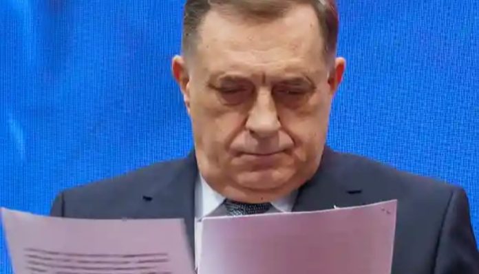 Milorad Dodik čita Presudu