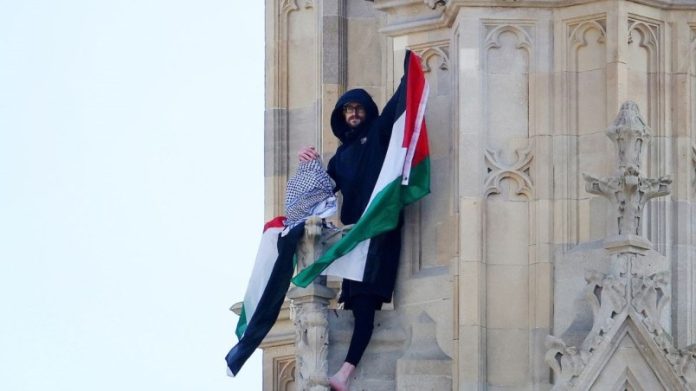 Uhapšen Muškarac Koji Se Popeo Na Big Ben U Londonu I Mahao Palestinskom Zastavom