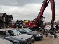Uništavanje vozila u Zenici koja su oduzeta od "bahatih vozača"